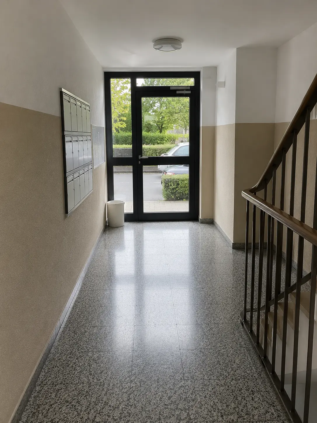 Gepflegter Eingangsbereich eines Mehrfamilienhauses