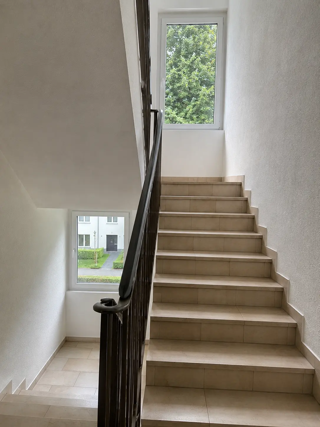Gepflegtes sauberes Treppenhaus in Essen von TSR Treppenservice Ruhrgebiet